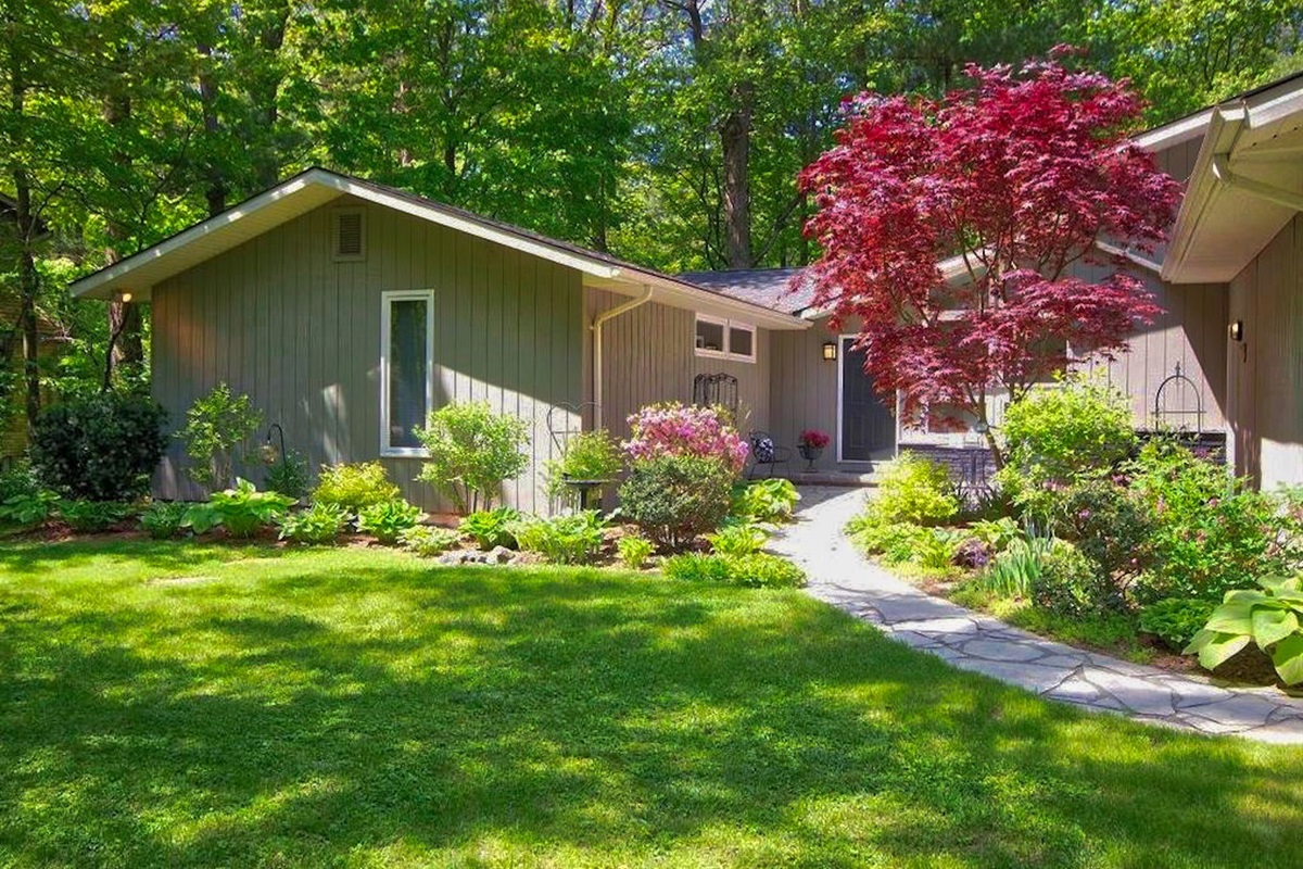 9f2549769c13433cb98f3a54018b8b9b Large