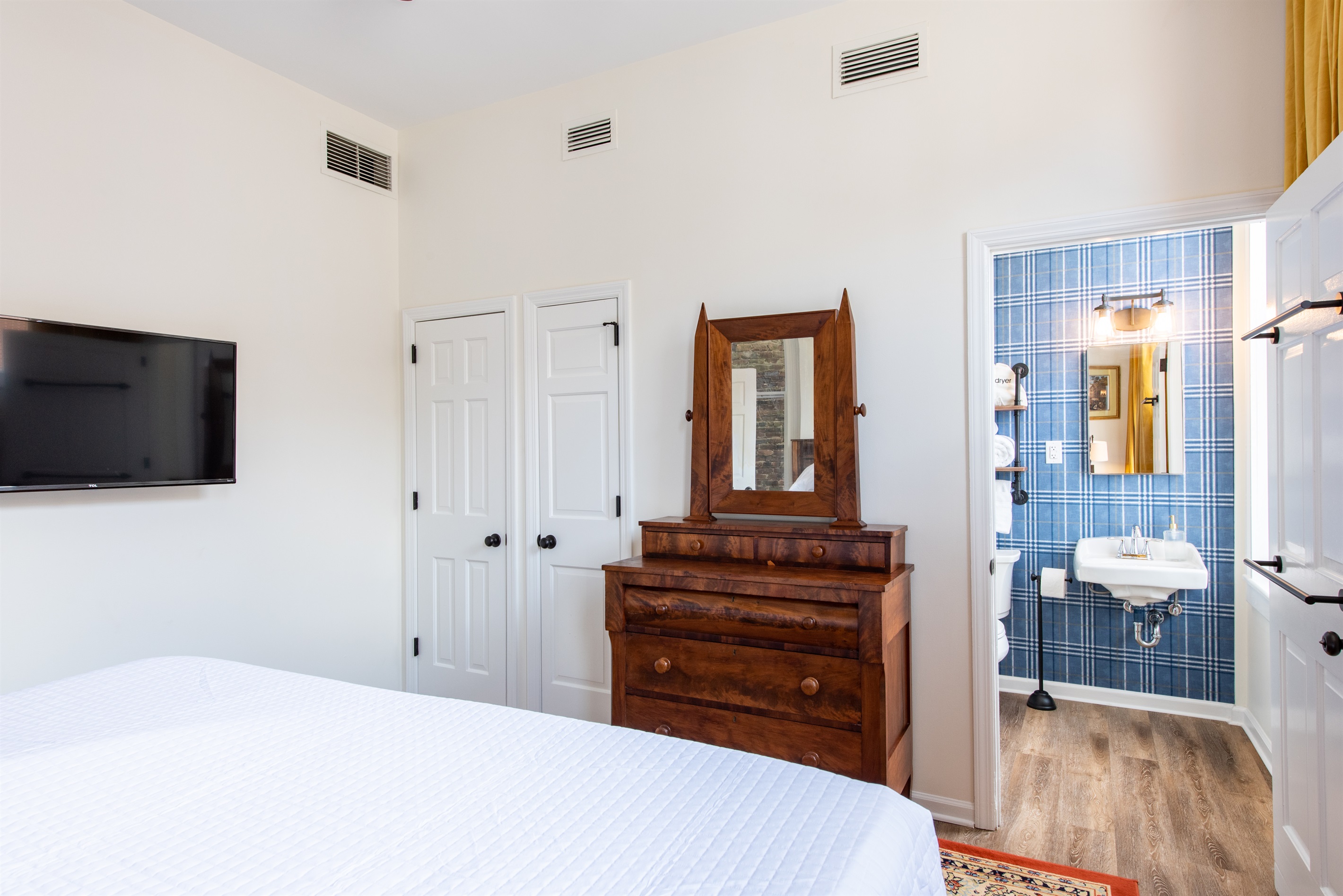 Wild Turkey Unit- Primary Bedroom,  45" Smart TV, White Noise, Closet.