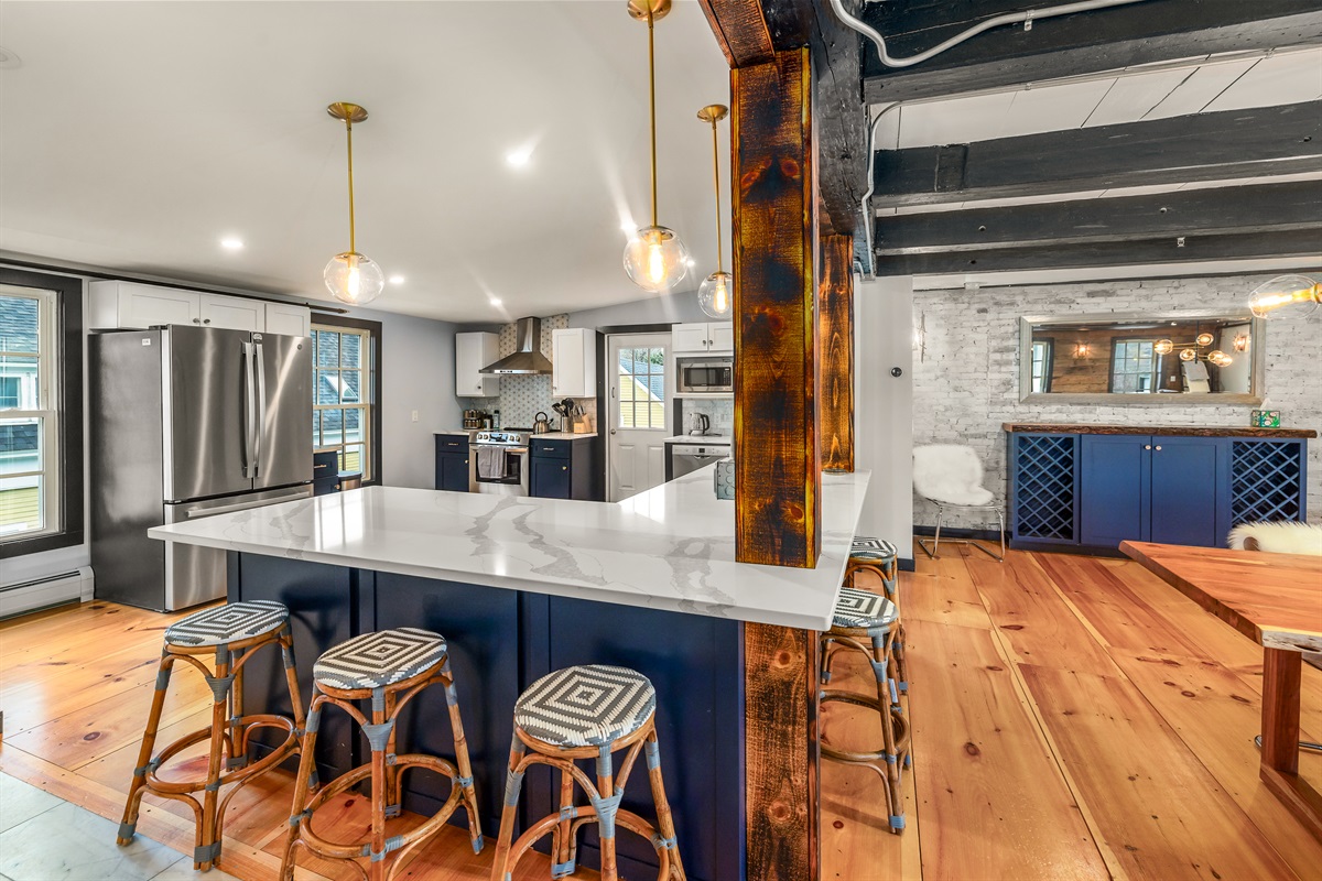 Kitchen with breakfast bar