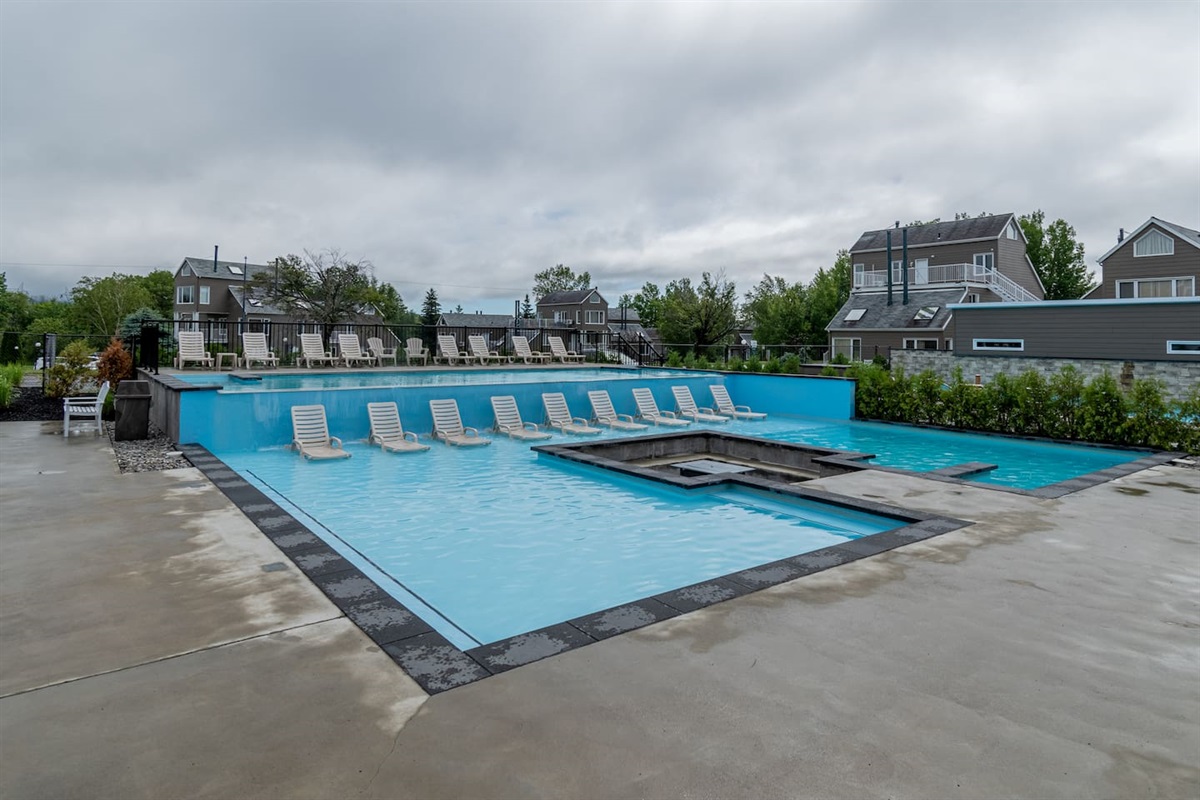 Gratuit sur le site même :
Piscine et spa extérieur chauffée à l'année.

En période estivale : parc aquatique, jeux d'eaux, piscines, etc.

Payants : Billard, arcades, golf intérieur et restaurant.