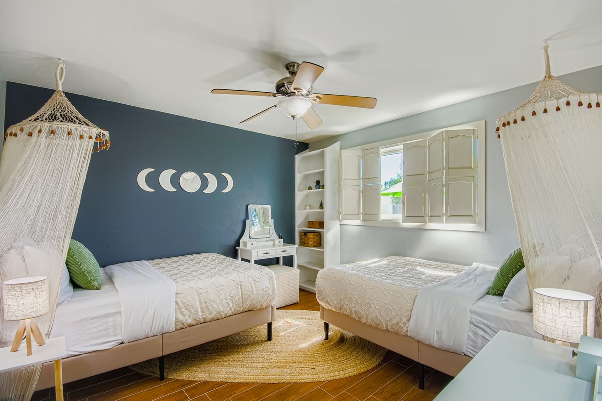 2 Full Beds with 2 Makeup Vanities