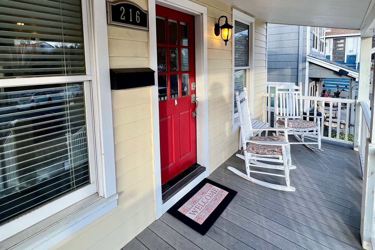 Relax on the deck and watch the world go by on the Courthouse square!