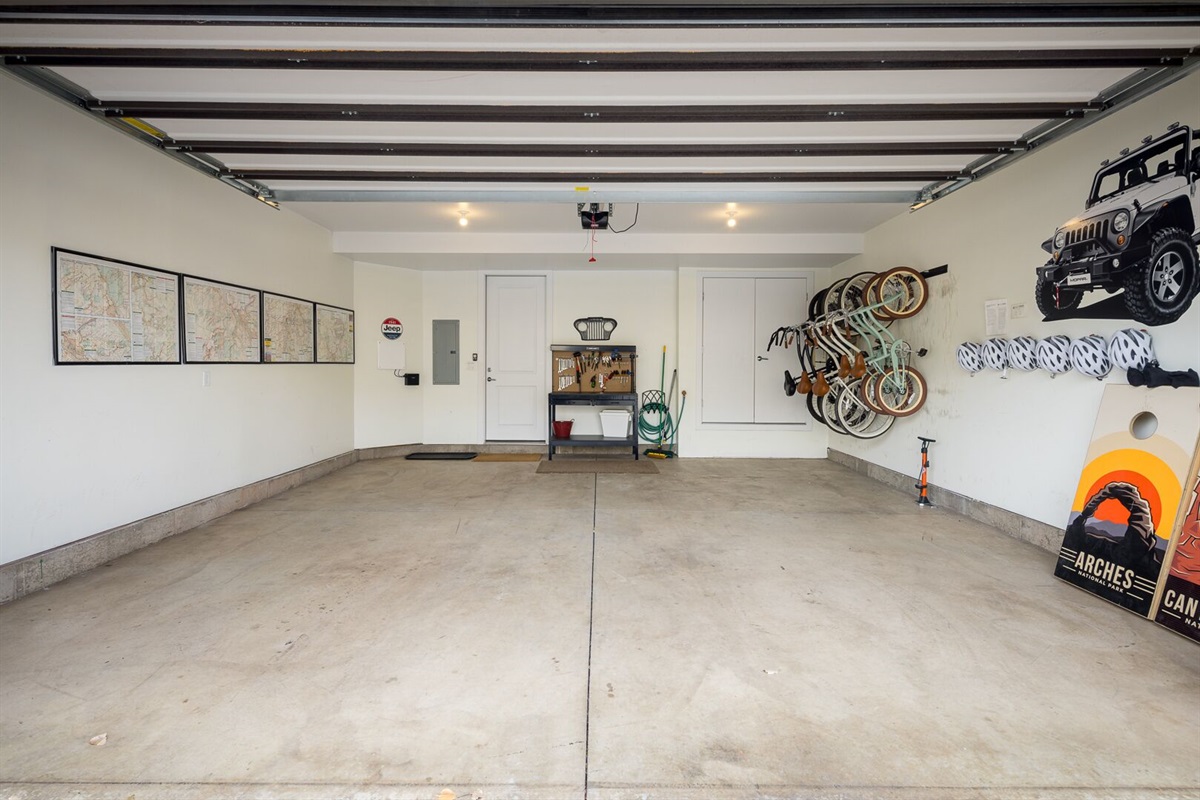 Garage Equipped with bikes, toys & tools - Entrada 631