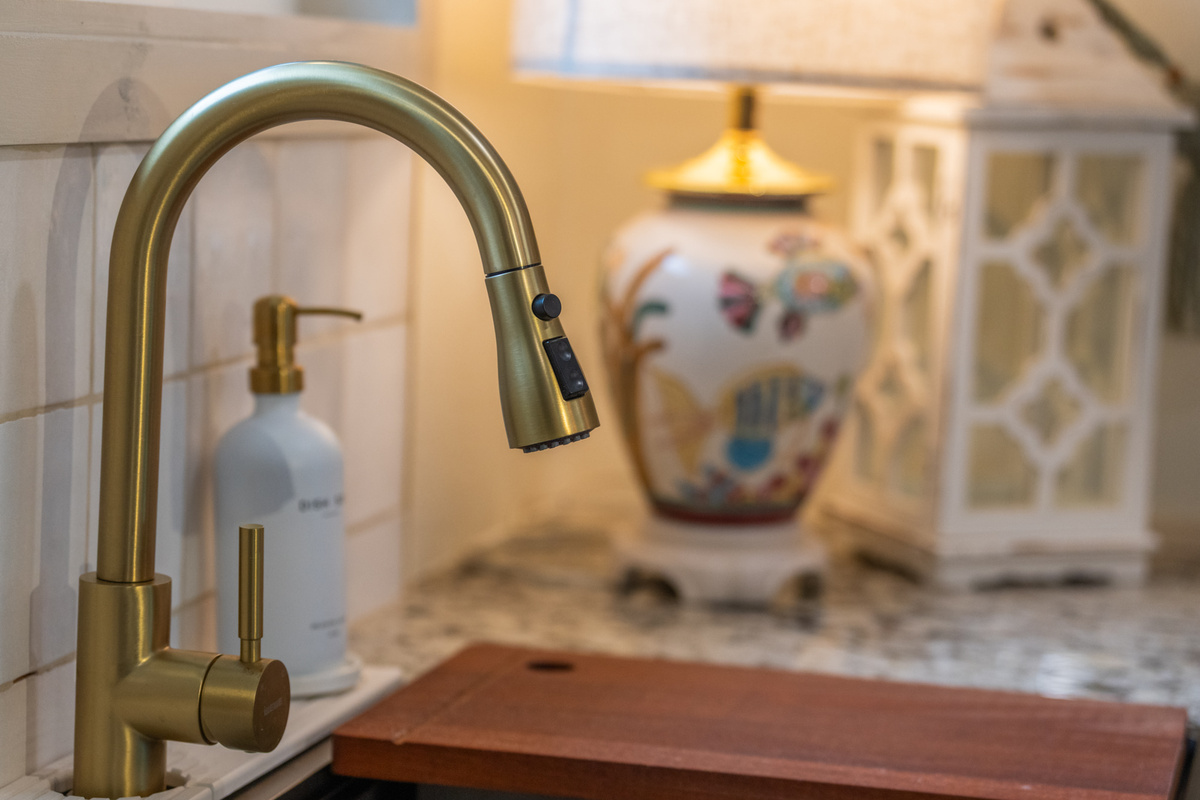 Farmhouse sink w/cutting board 