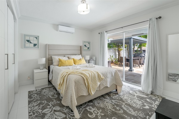 Relaxing contemporary bedroom perfect for families