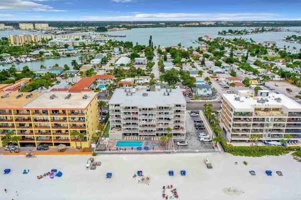 Seaview is the center bldg