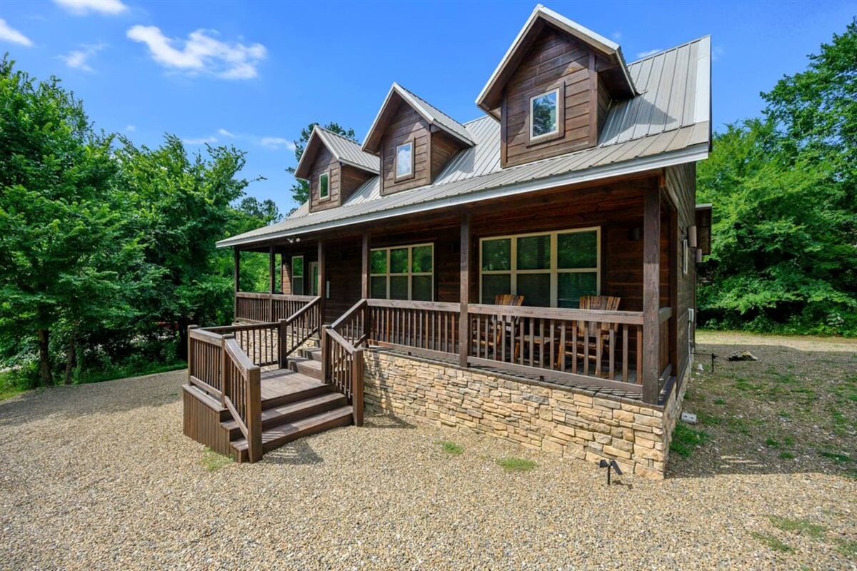 Stunning Stonewood Cabin! Your cozy getaway place. Perfect for two families with two master suites plus a bonus game/bunk room for the kids.