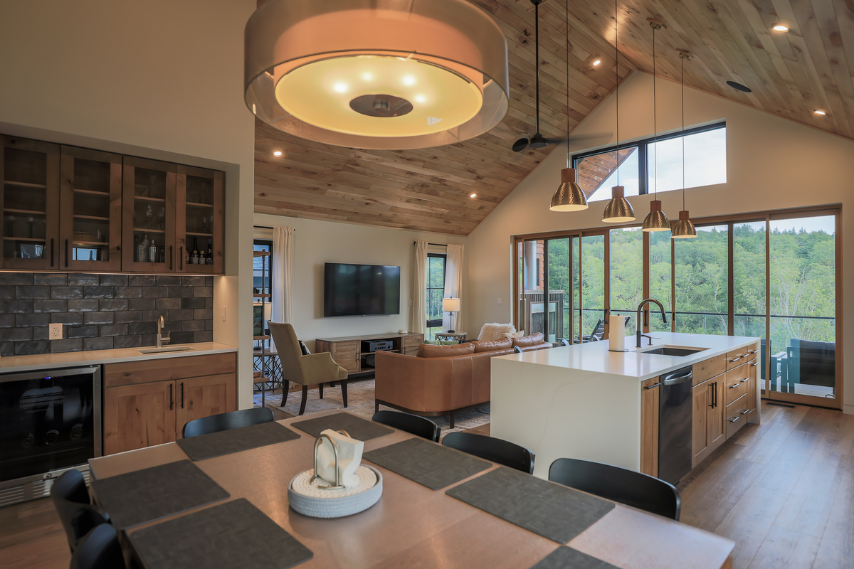 Dining for 8, Wet Bar with Fridge