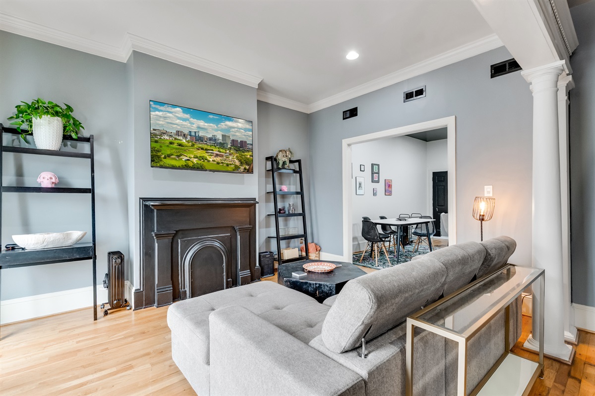 Living Room: Stylish decor and vibrant city views – your perfect haven in Richmond!