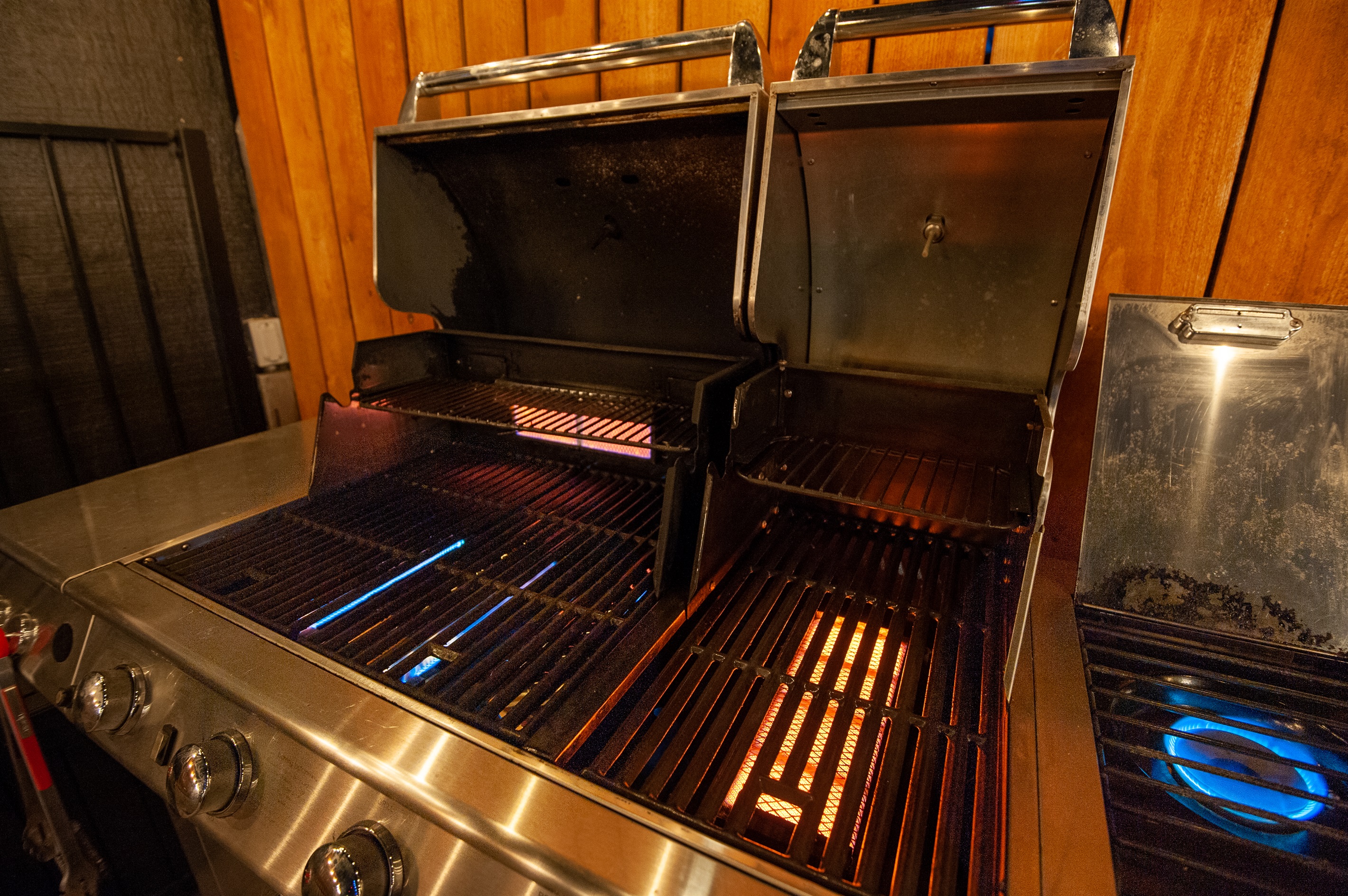 Barbeque with Infra-red rotisserie and sear burners