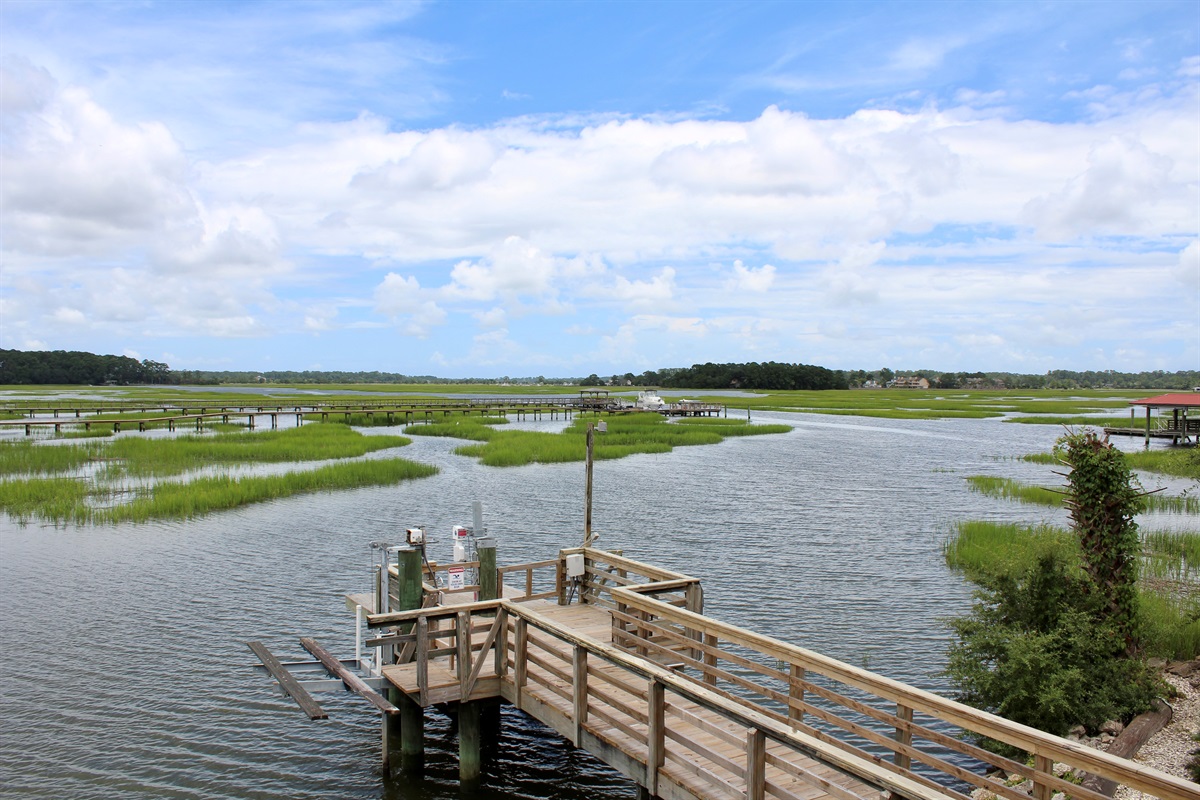 Private dock, panoramic views, and unforgettable sunrises—Heron’s Nest offers nature at its most elegant.