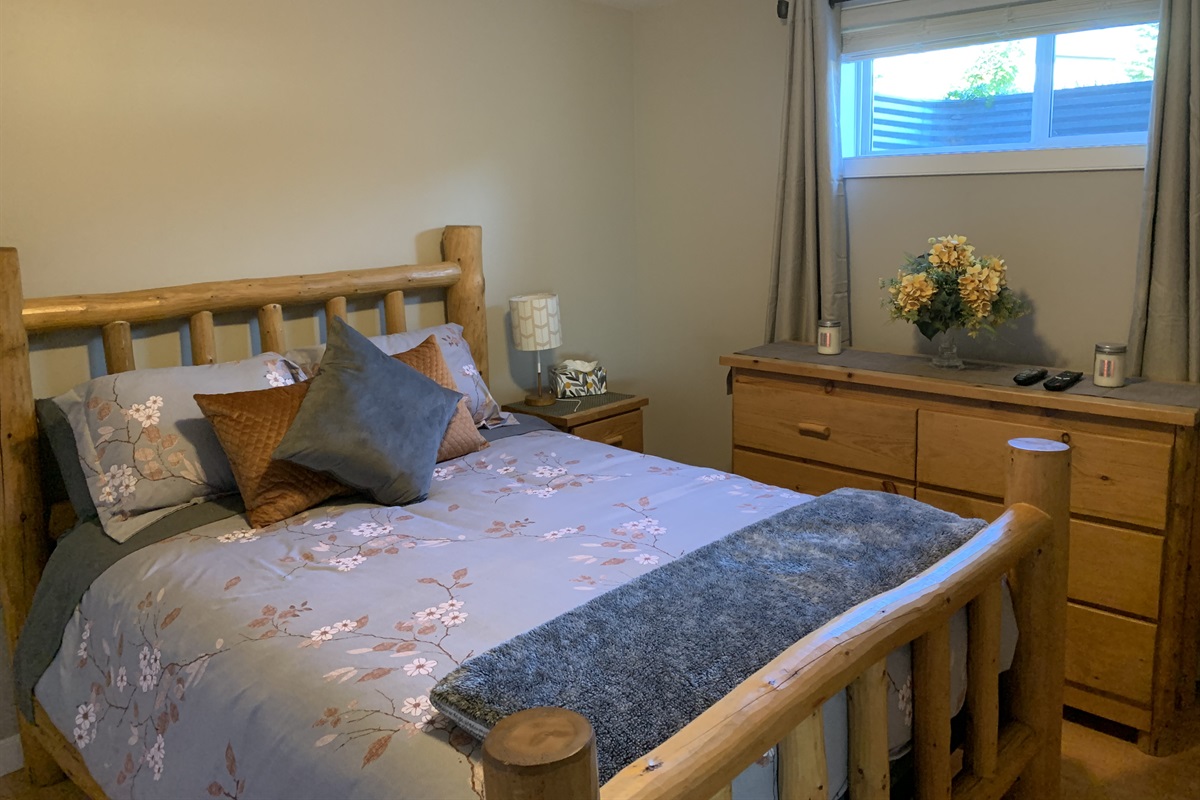FIREFLY SUITE WITH QUEEN BED