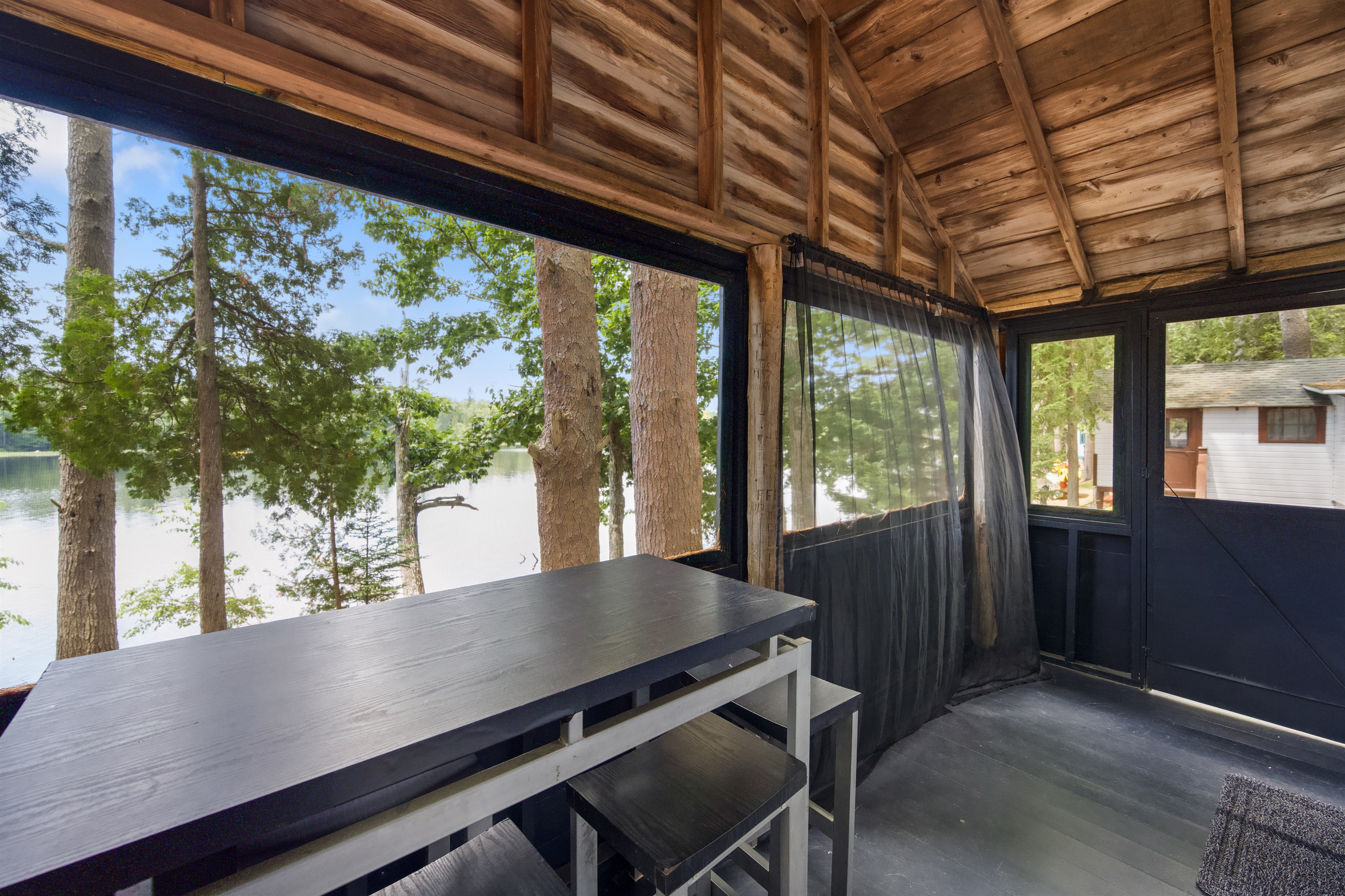 Indoor living with great view to the lake