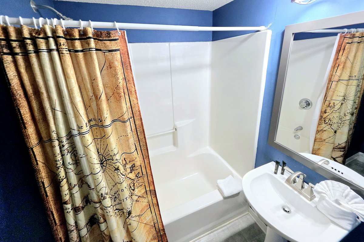 Hideaway side – Full bathroom with tub/shower combo