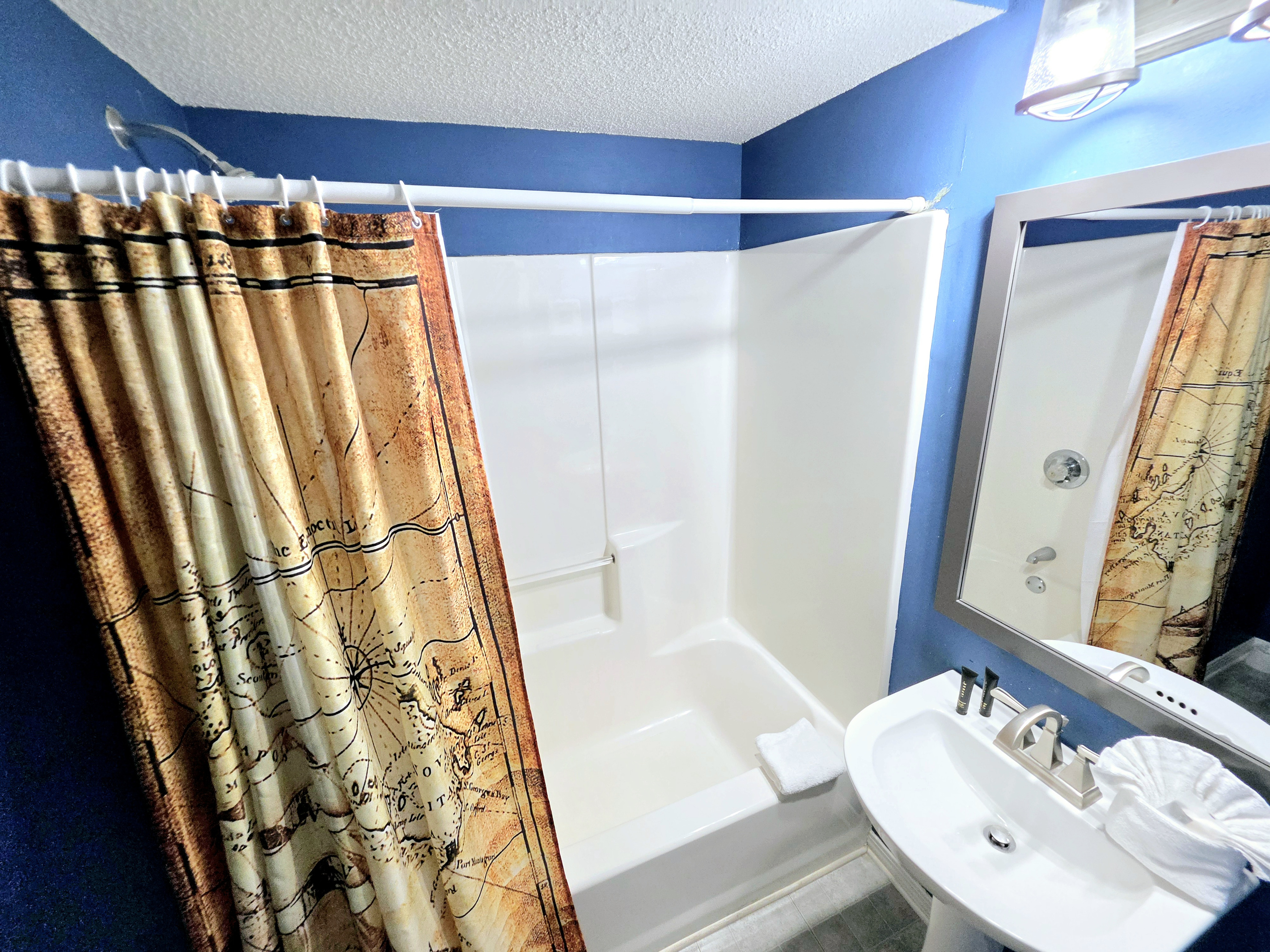 Hideaway side – Full bathroom with tub/shower combo