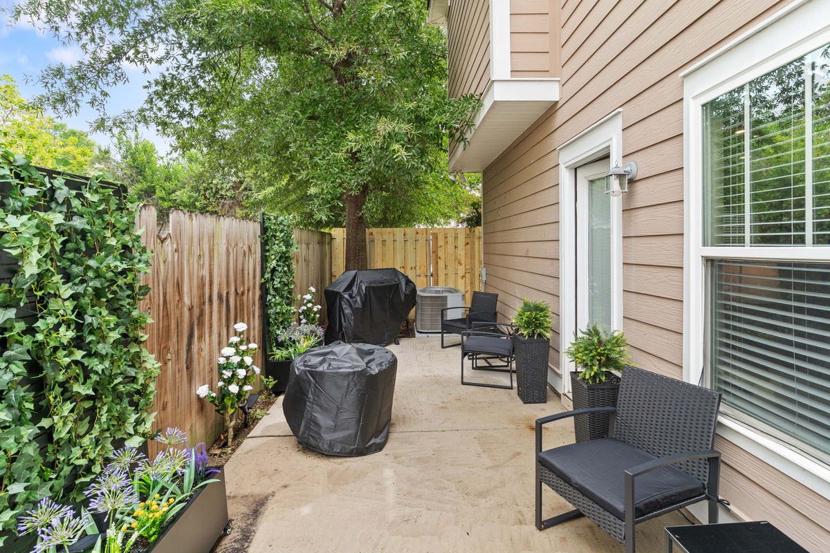 Back Patio - BBQ, Fire Table, Seating