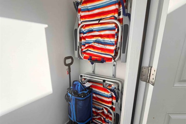 4 Tommy Bahama beach chairs and wagon for your use . Plenty of outside storage for beach items. 