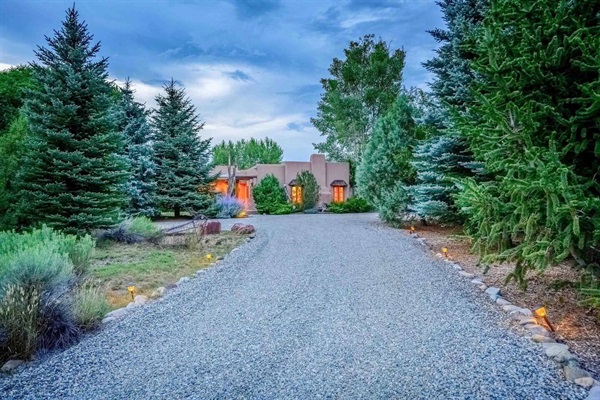 Driveway with ample free parking