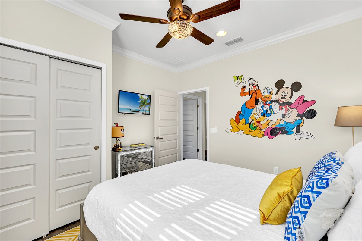 Guest room with queen bed