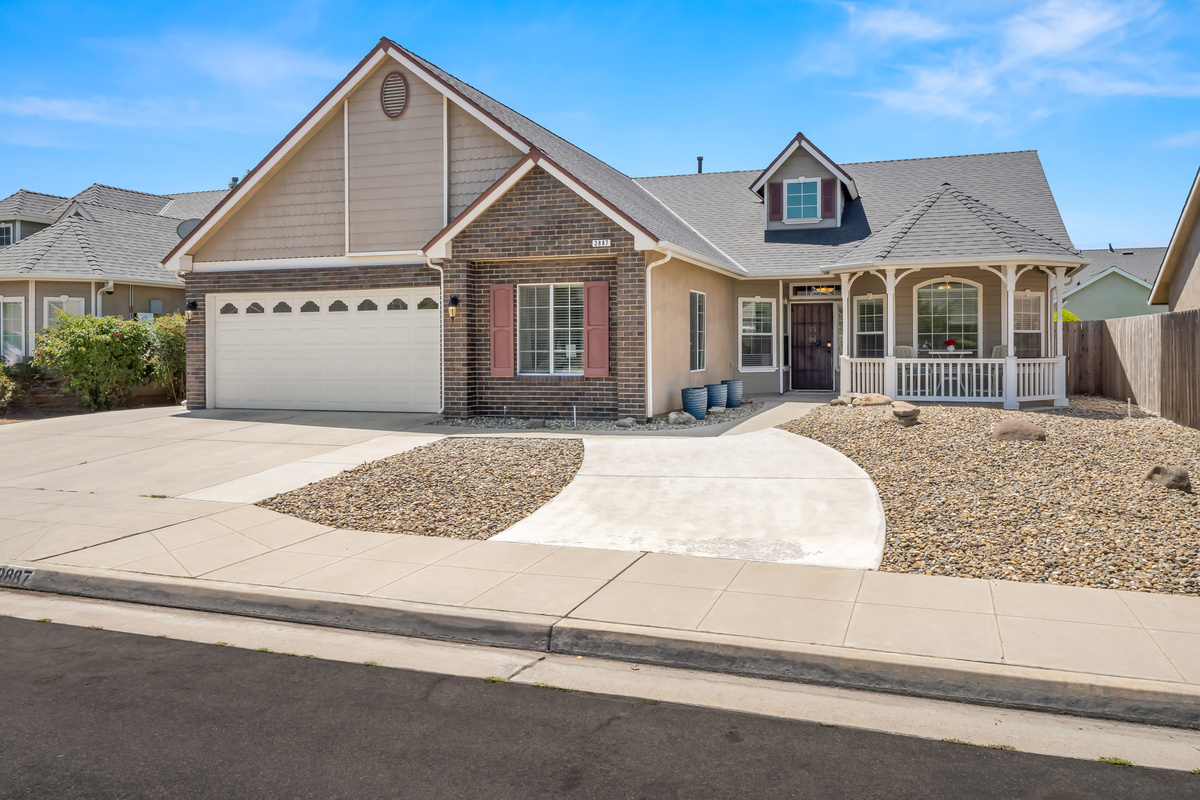 Welcome to your home away from home! This charming single-story retreat features a spacious driveway.
