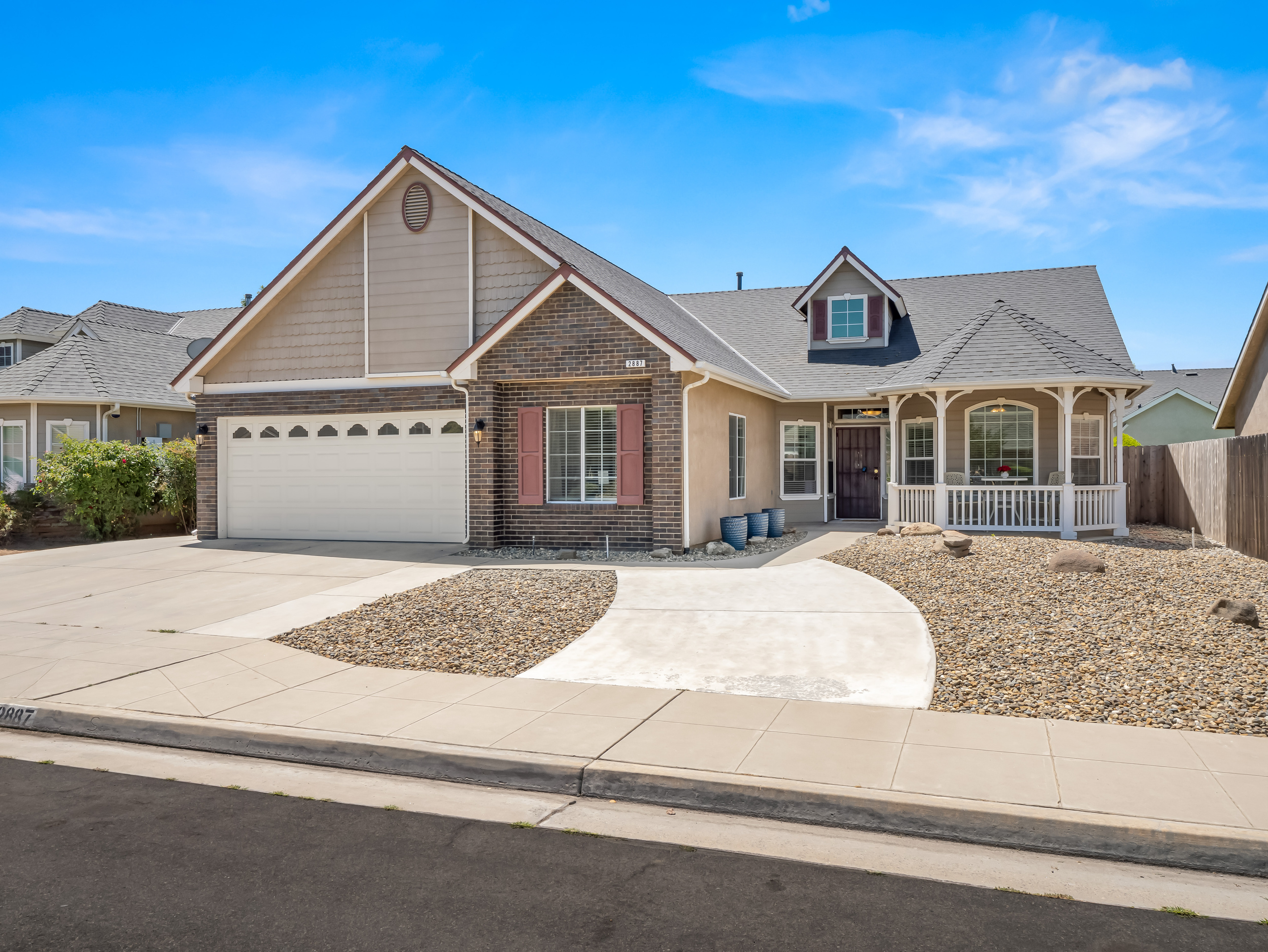 Welcome to your home away from home! This charming single-story retreat features a spacious driveway.