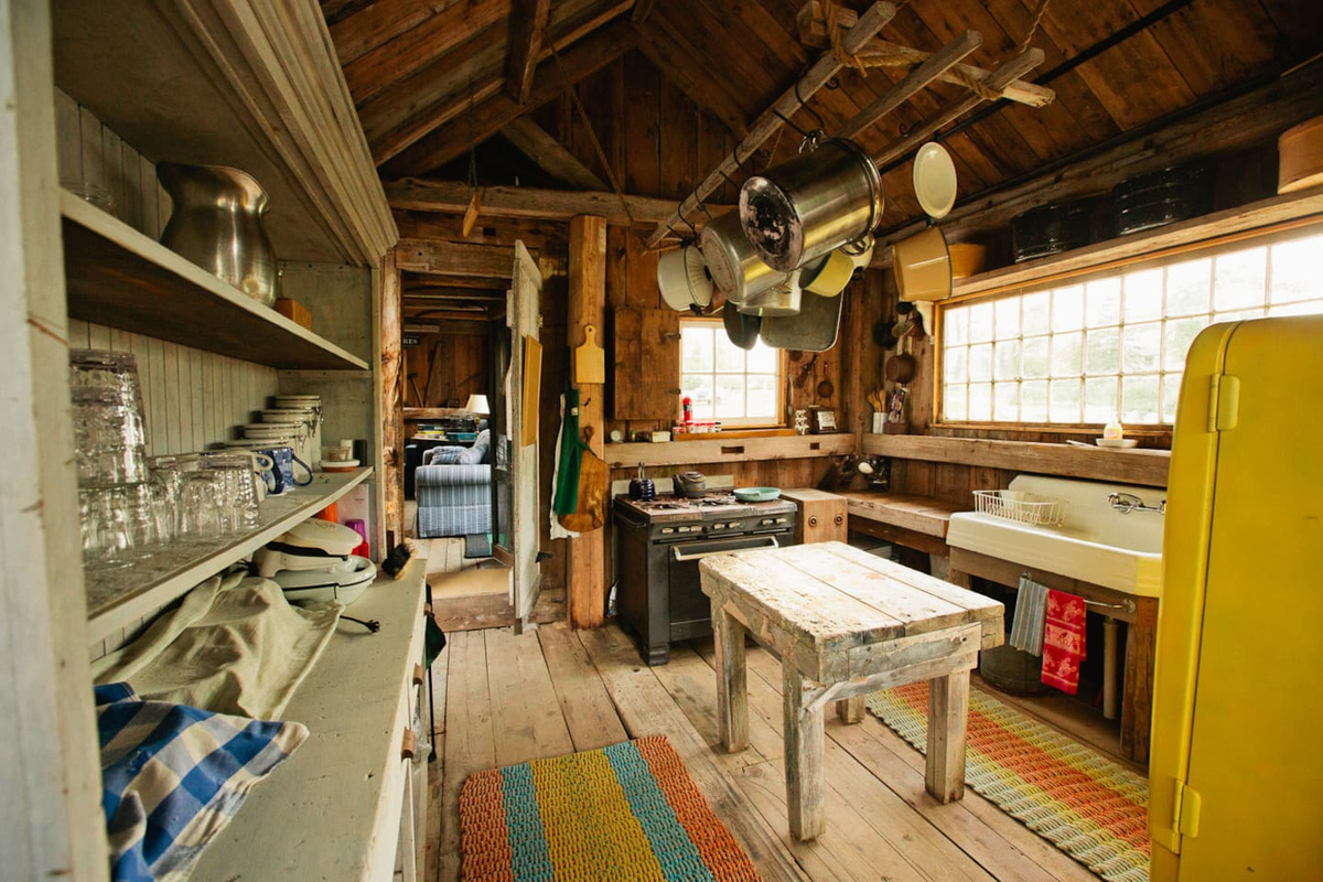 Kitchen/meal prep area