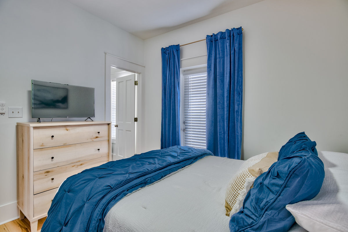Second bedroom with separate bed