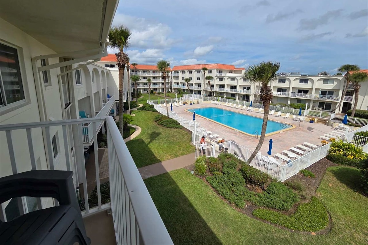 ★ Oceanfront location for this 2-bedroom, 2-bath featuring Beach Access/Ocean Views, a community pool, private balcony, full kitchen, & easy 15mins access to historic St. Augustine !