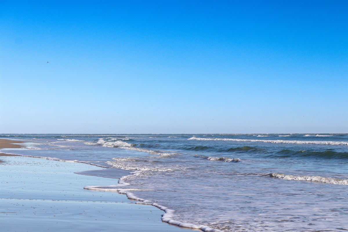 Waves crash on the shore in front of Topsail Reef