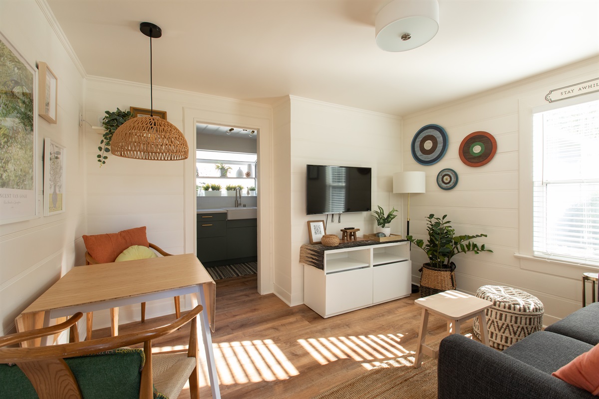 Garden 1bed/1bath living/dining area