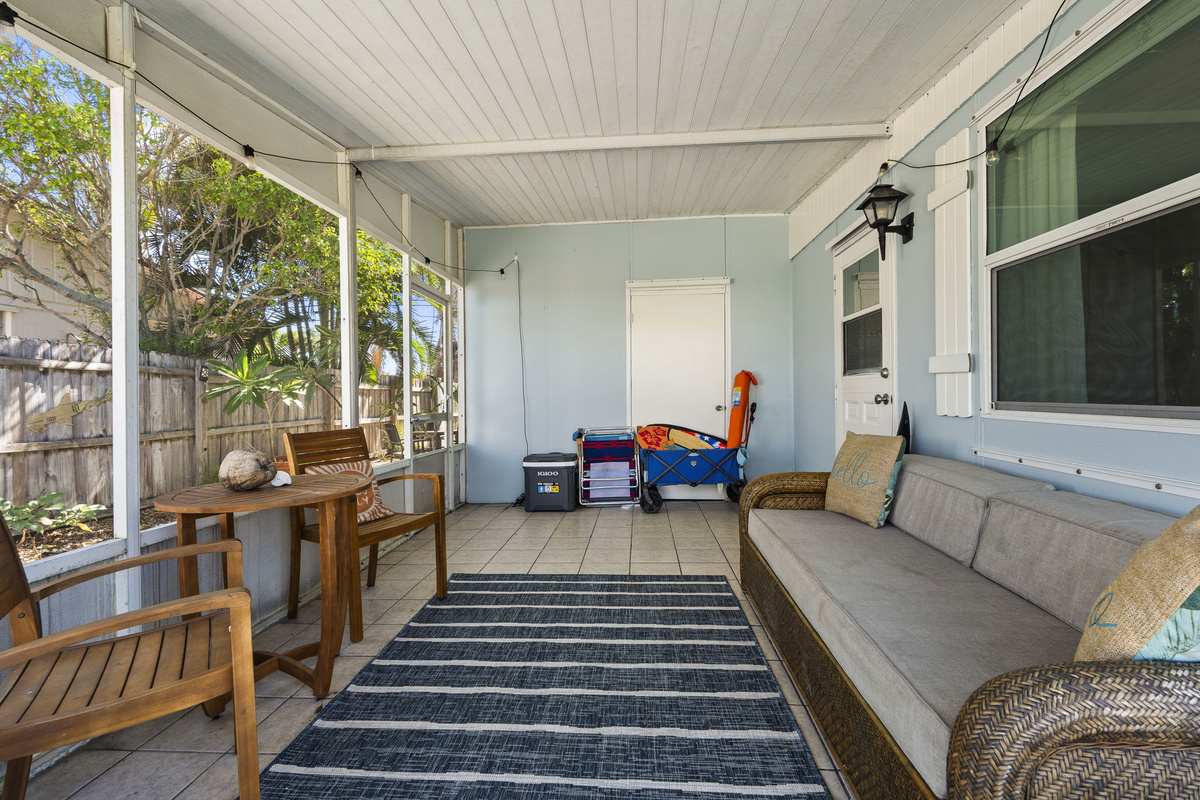 Screened in patio with all the beach essentials