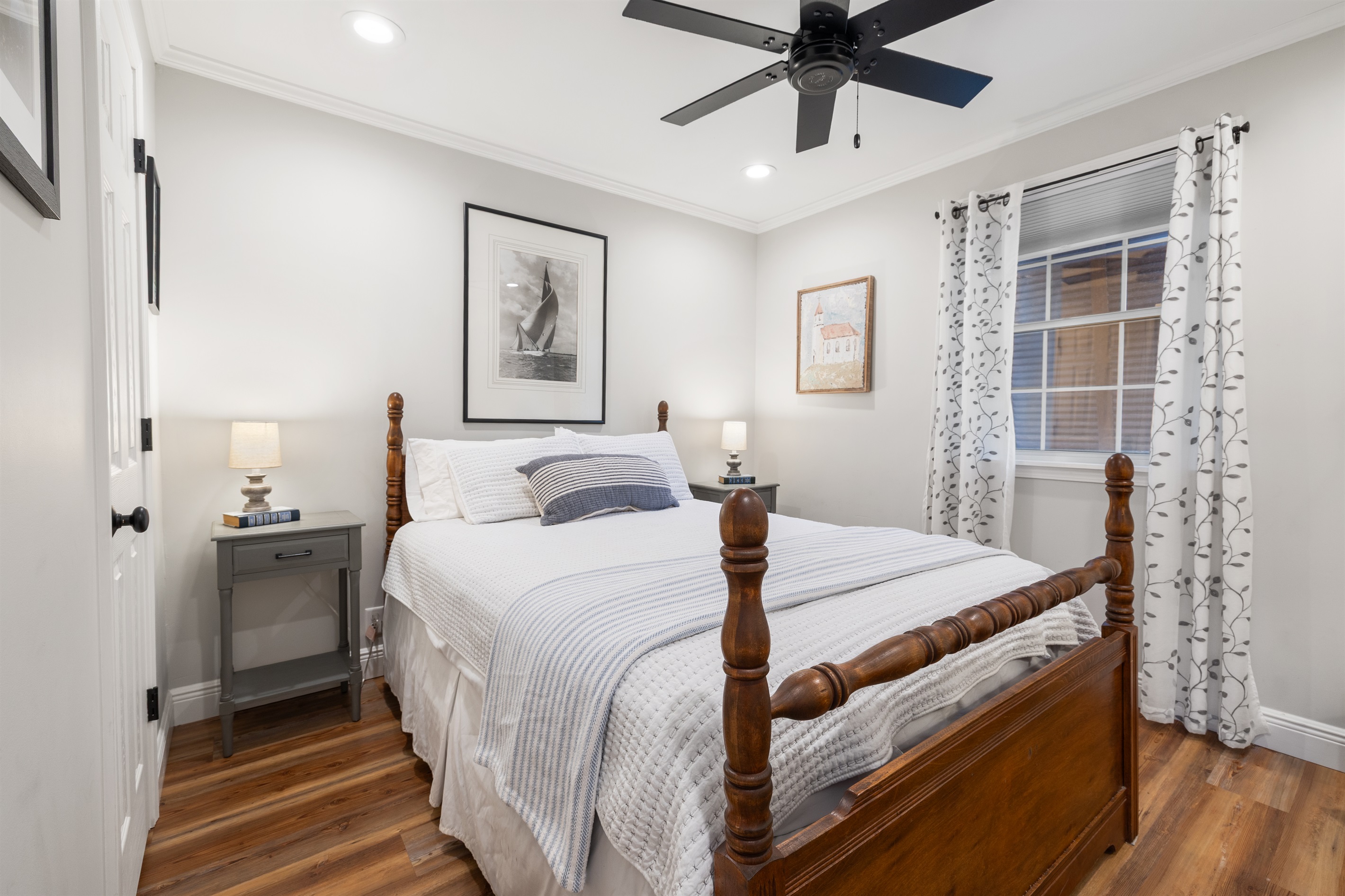 Cozy up in Honeycomb’s Queen bedroom—soft linens, warm tones, and pure Laurel comfort.