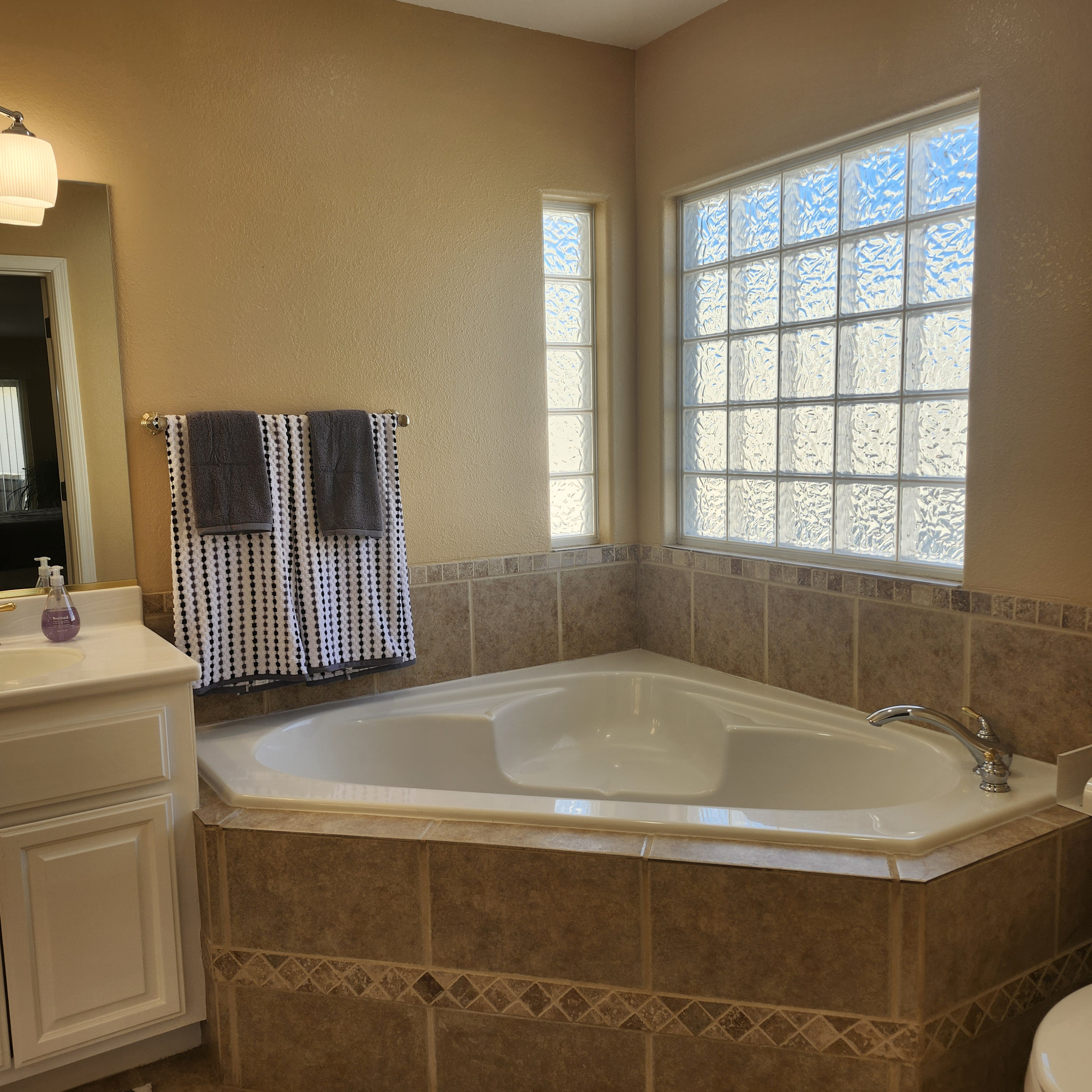 Master bath tub