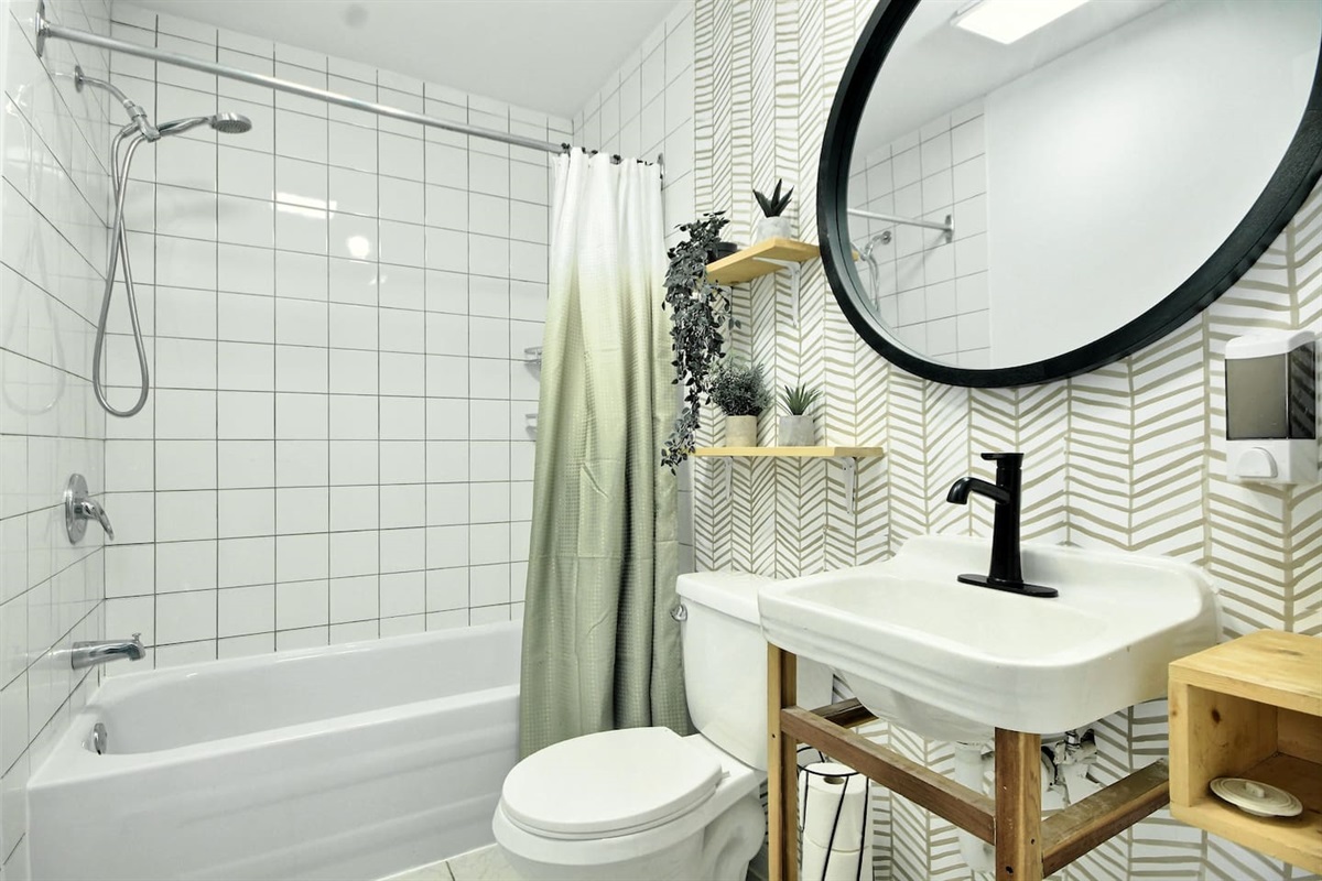 Salle de bain avec bain-douche et eau chaude!