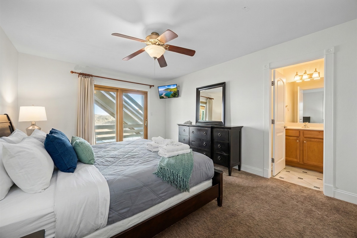 King Suite 5: Blue lamp, wood blinds.