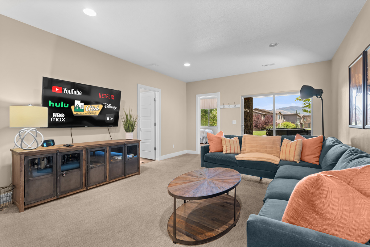 Additional family room with direct access to patio.
