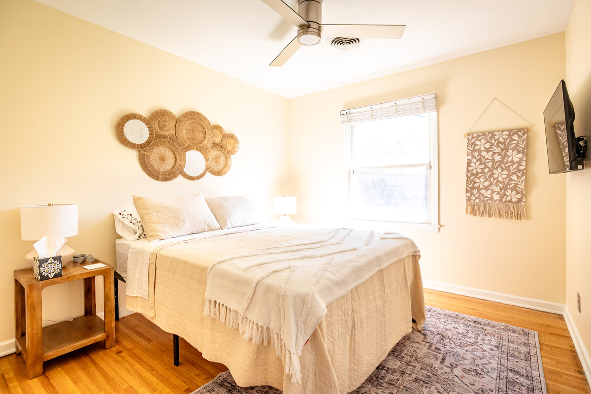 Bedroom 3. Queen bed + TV.