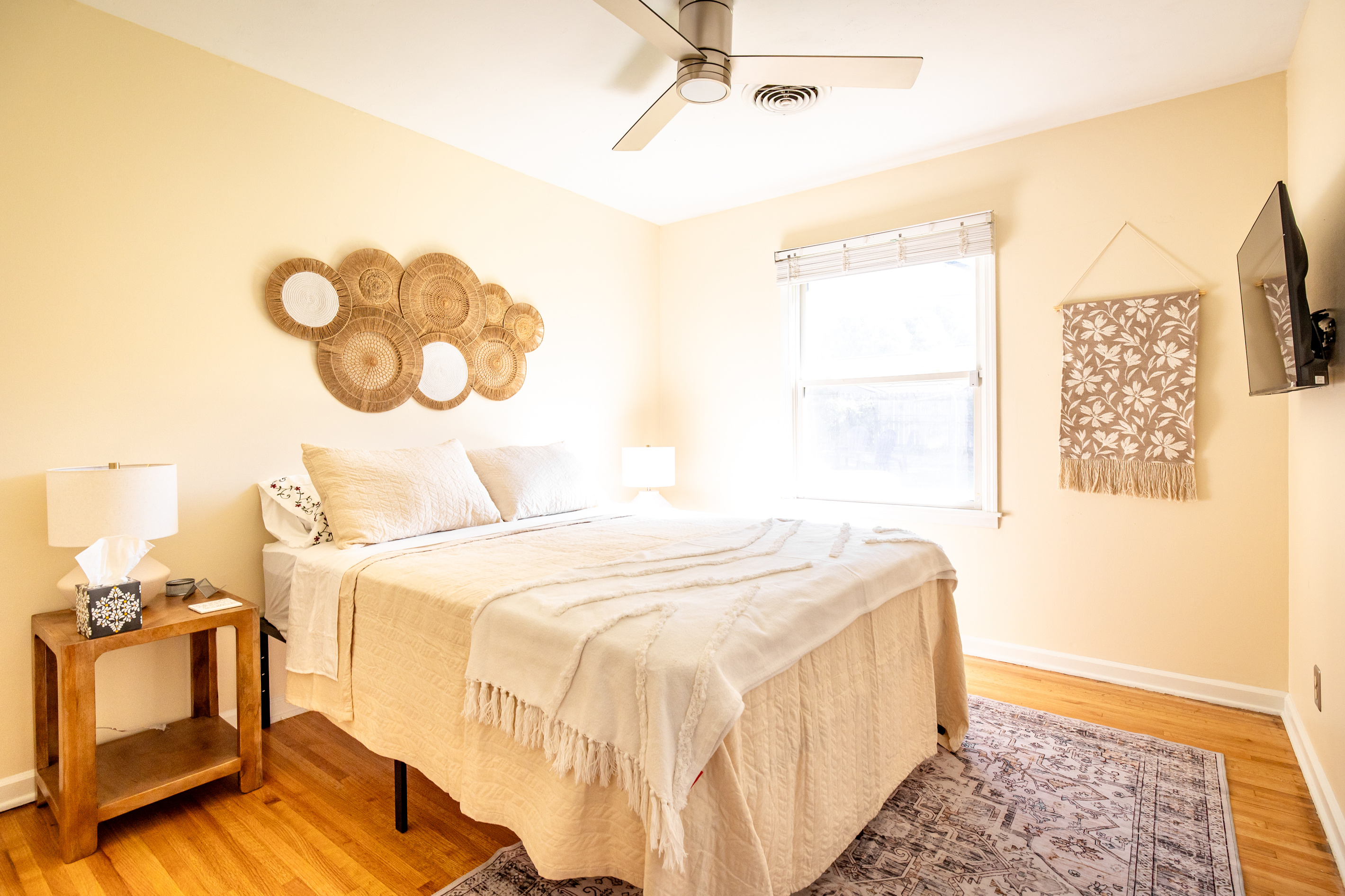 Bedroom 3. Queen bed + TV.