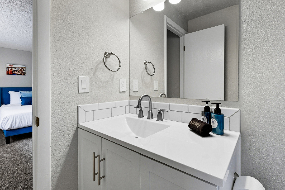 En suite bathroom for Teal bedroom 