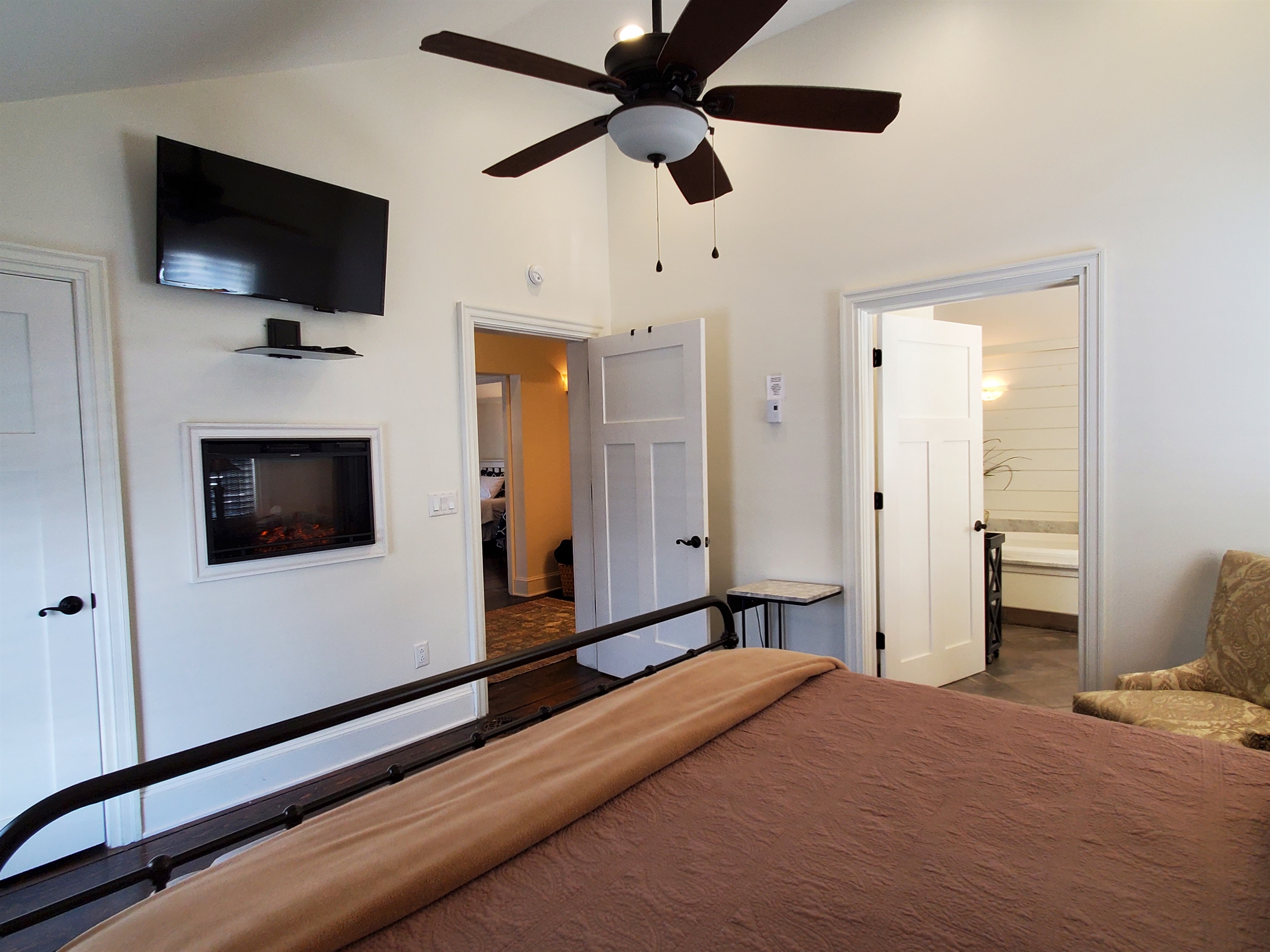 King bedroom has TV and a gas fireplace!