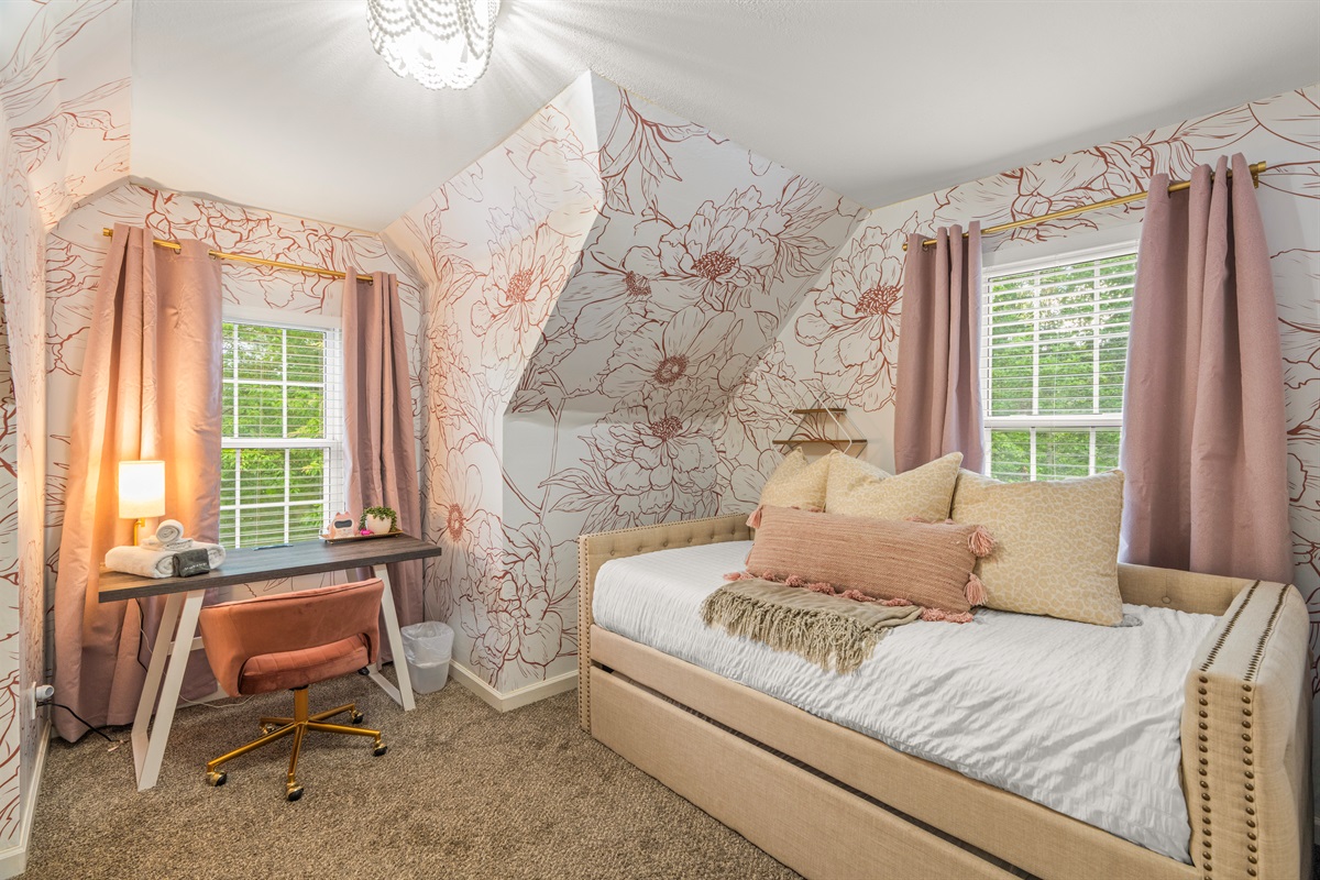 🌸 Pretty and practical, this dreamy pink floral bedroom includes a twin trundle bed and desk—perfect for kids, teens, or working guests.