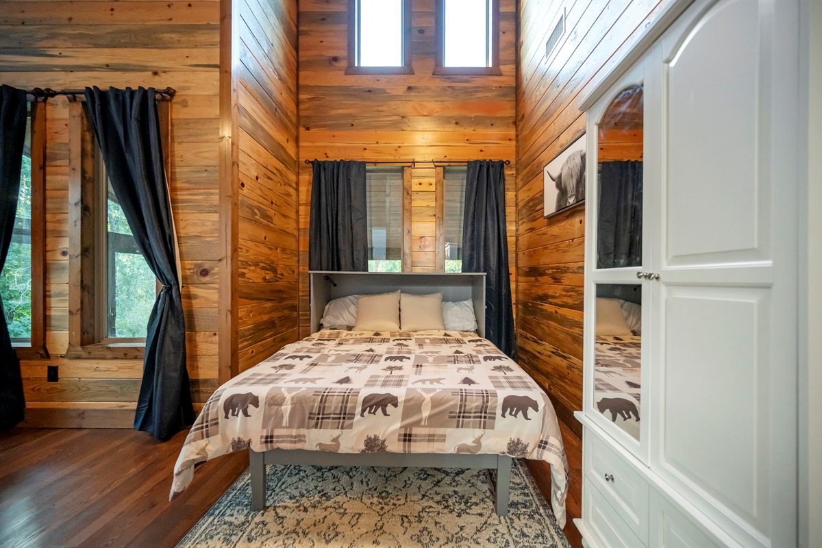 Welcome to the Sky room King bed and optional Murphy Queen available.