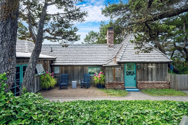 QUINTESSENTIAL 1920s COTTAGE LOCATED AT THE END OF BREAKERS AVENUE IN NESKOWIN VILLAGE