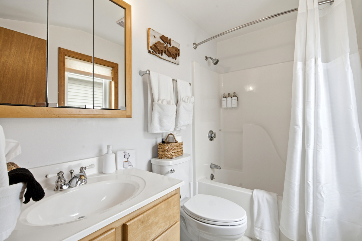 Full bathroom with a shower/tub combination, fresh towels, and complimentary toiletries.