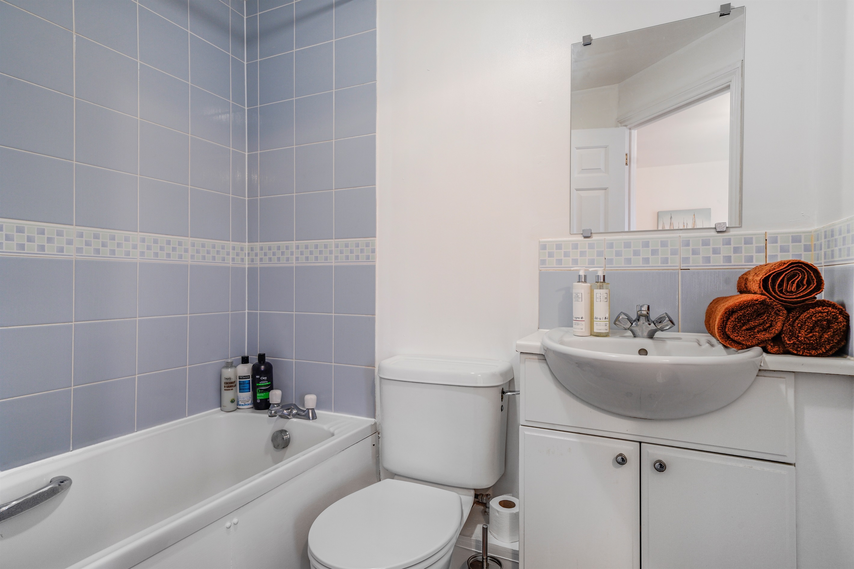 [Full Bathroom - En-suite first floor]