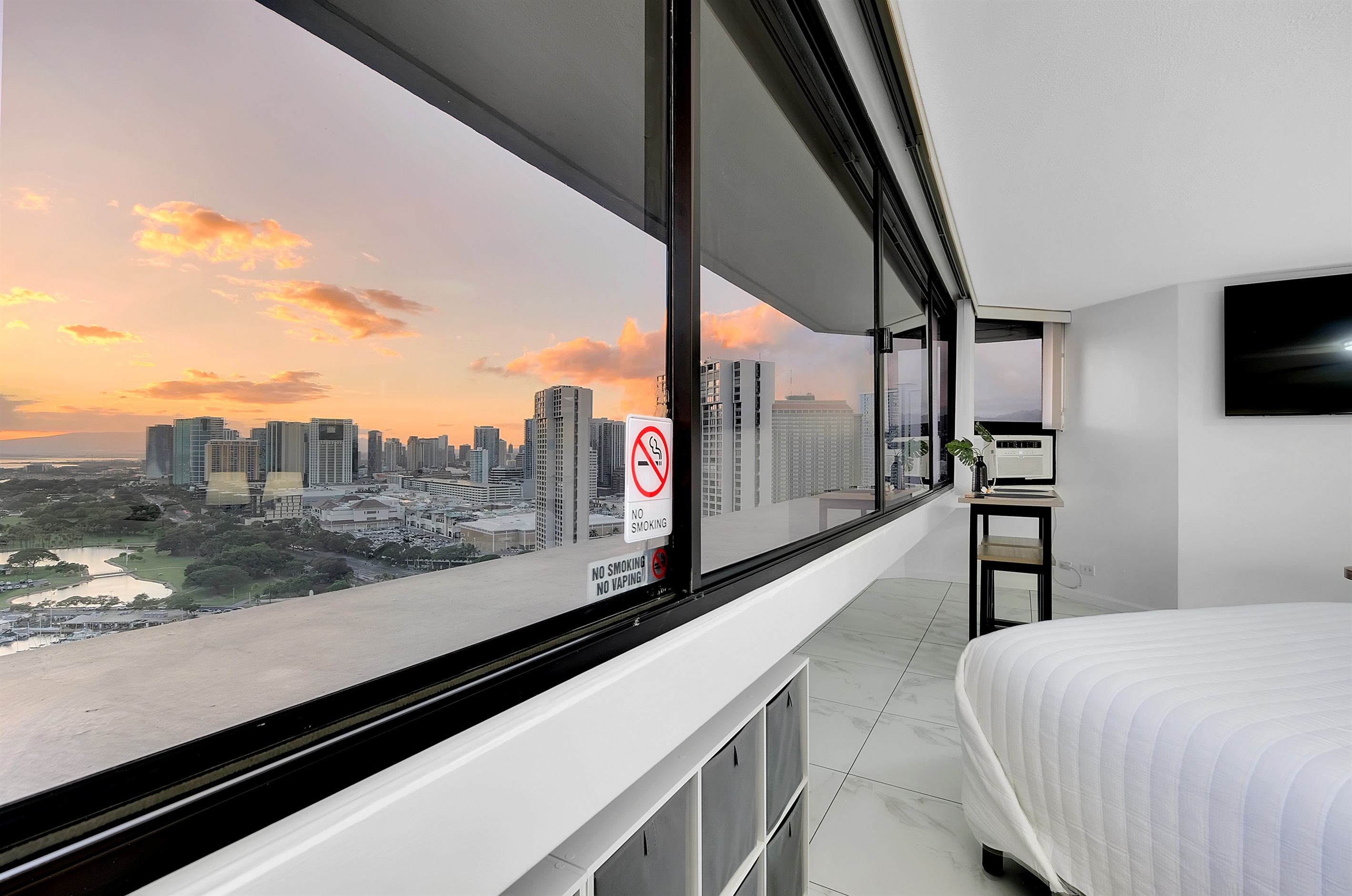 Watch the sun set over the Pacific and the city lights come alive — all from the comfort of your Waikīkī suite. With panoramic views stretching from the marina to Diamond Head, this retreat captures the magic of Honolulu’s skyline at golden hour.