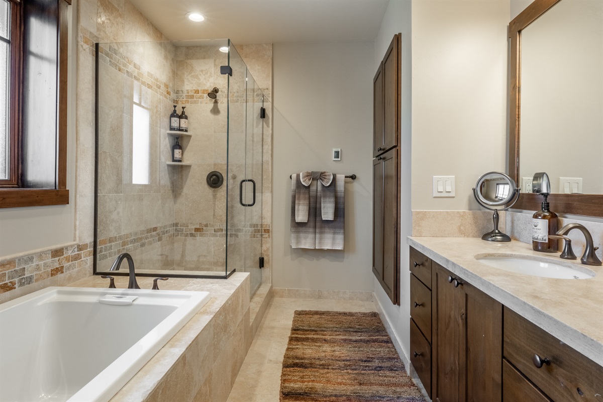 Interstellar | Bear’s Den (#6)
A spacious ensuite bath with soaking tub and plenty of room to refresh after the slopes.