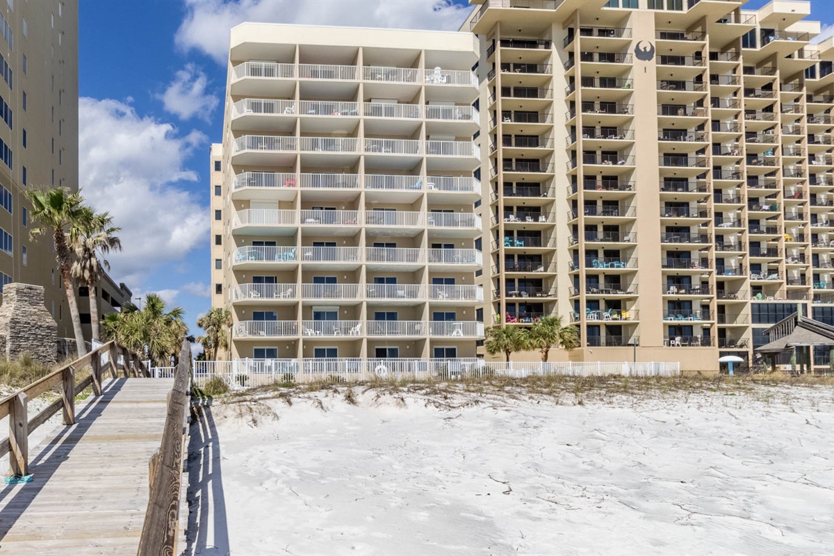 Steps from the ocean, this building provides the ultimate in beachfront convenience and lifestyle.