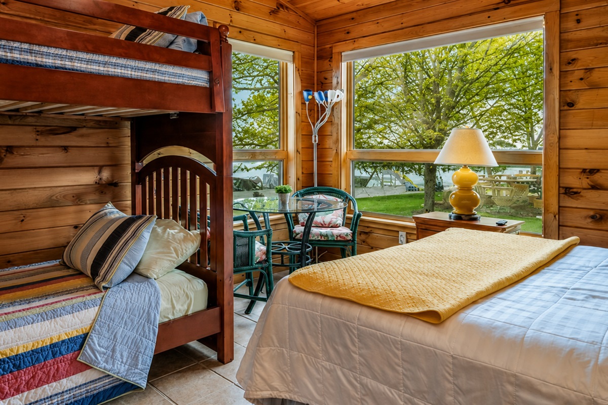 Relax in this inviting bedroom featuring a comfortable bunk bed and a cozy double bed, perfect for families or groups. 🛏️🏞️🌅