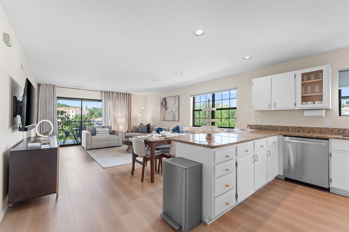 🧺 The open layout connects the kitchen, dining, and living areas—ideal for entertaining, relaxing, or working remotely in comfort.